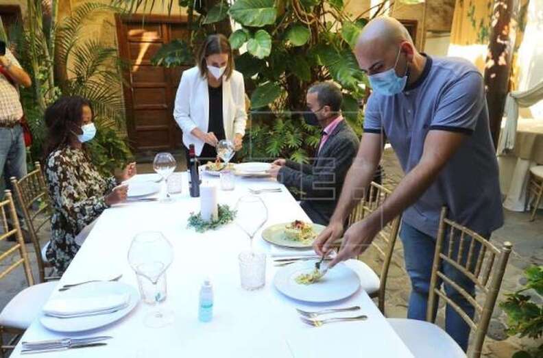 Foto de archivo de una demostración organizada la pasada Navidad por la Consejería de Sanidad de cómo organizar una mesa de familiar con precauciones de seguridad / EFE Elvira Urquijo A.